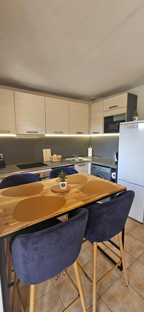 Kitchen or kitchenette, Dining area, minibar, pet friendly, stove