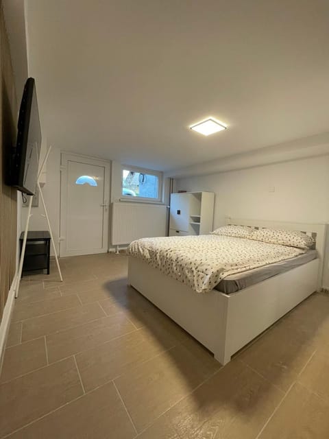 Bed, TV and multimedia, Bedroom