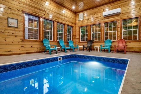 Grizzly Bears Resort - Large Luxury Cabin with Indoor Pool, Hot Tub, Theater, King Beds, Sleeps 16 in heart of Pigeon Forge Cabin in Gatlinburg
