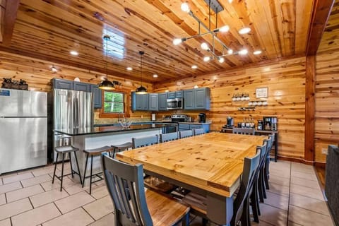 Grizzly Bears Resort - Large Luxury Cabin with Indoor Pool, Hot Tub, Theater, King Beds, Sleeps 16 in heart of Pigeon Forge Cabin in Gatlinburg