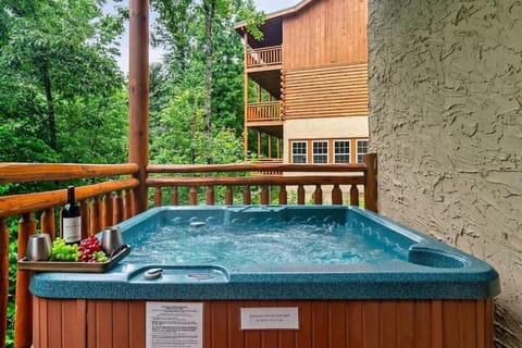 Grizzly Bears Resort - Large Luxury Cabin with Indoor Pool, Hot Tub, Theater, King Beds, Sleeps 16 in heart of Pigeon Forge Cabin in Gatlinburg