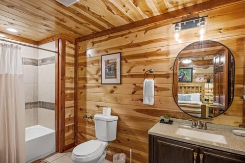Grizzly Bears Resort - Large Luxury Cabin with Indoor Pool, Hot Tub, Theater, King Beds, Sleeps 16 in heart of Pigeon Forge Cabin in Gatlinburg