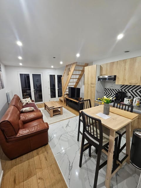 Property building, Kitchen or kitchenette, Living room, Dining area, stove