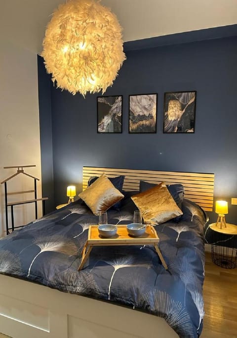 Bed, Photo of the whole room, Bedroom, storage
