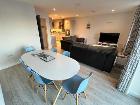 Communal lounge/ TV room, Kitchen or kitchenette, Living room, Dining area