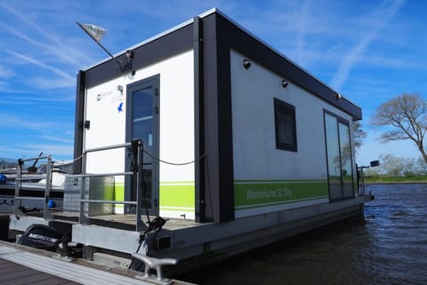 Houseboat Tiny Griffin Docked boat in Middelkerke