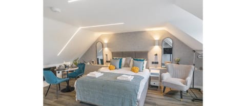 Bed, Living room, Photo of the whole room, Seating area, Bedroom