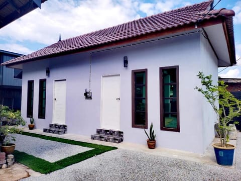 Property building, Day, Garden, Garden view