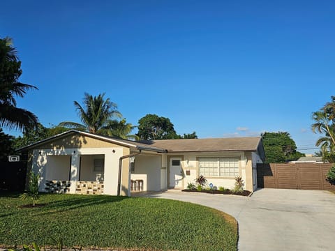 Sunny Goldie House in Lauderdale Lakes