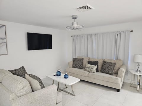 Sunny Goldie House in Lauderdale Lakes