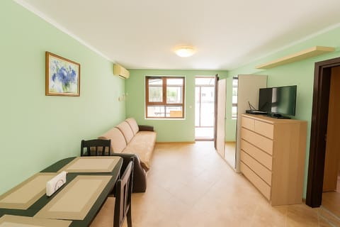 Communal lounge/ TV room, TV and multimedia, Living room, Seating area, air conditioner
