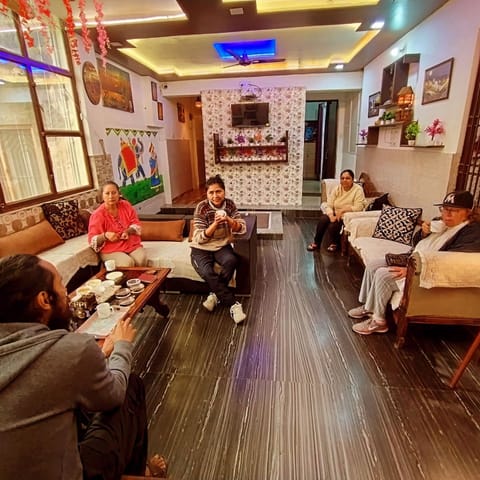 Living room, Seating area, group of guests