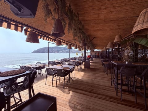 Restaurant/places to eat, Restaurant/places to eat, Day, Banquet/Function facilities, Beach, Sea view