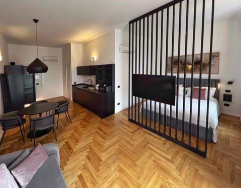 Communal lounge/ TV room, Bed, TV and multimedia, Living room, Seating area, Bedroom