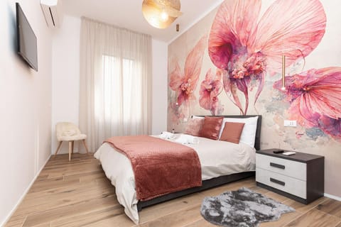 Bed, TV and multimedia, Photo of the whole room, Decorative detail, Decorative detail, Bedroom, internet, internet, air conditioner, air conditioner