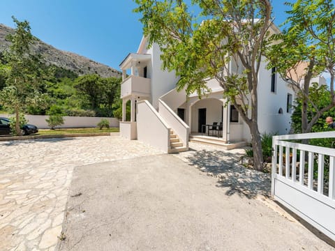 Property building, Day, Balcony/Terrace