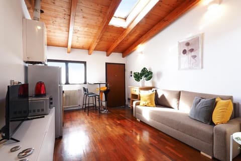 TV and multimedia, Kitchen or kitchenette, Living room, Seating area, Dining area