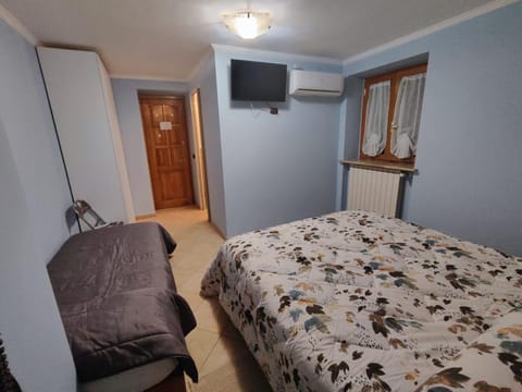 Bed, TV and multimedia, Bedroom, wardrobe, air conditioner