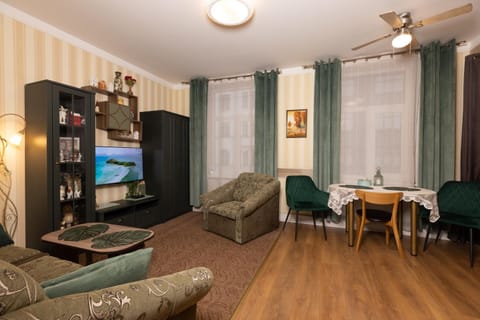 Communal lounge/ TV room, TV and multimedia, Living room, Seating area, Dining area