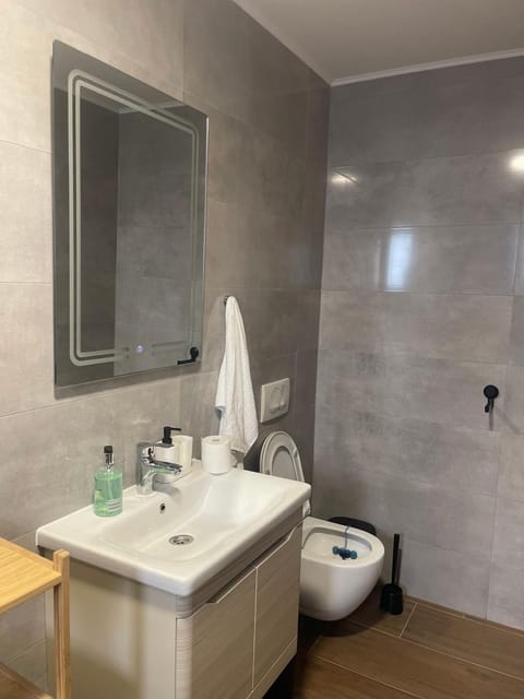 Toilet, Bathroom, towels