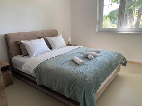 Bed, Bedroom, towels