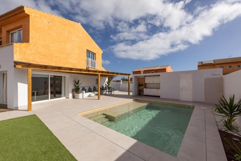 Day, Balcony/Terrace, Pool view, Swimming pool, Swimming pool, sunbed