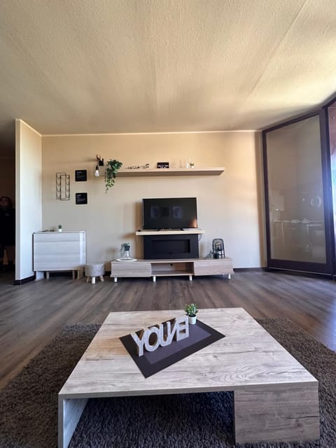 Communal lounge/ TV room, TV and multimedia, Living room, Seating area, Evening entertainment