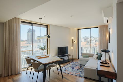 Communal lounge/ TV room, TV and multimedia, Living room, Seating area, Dining area