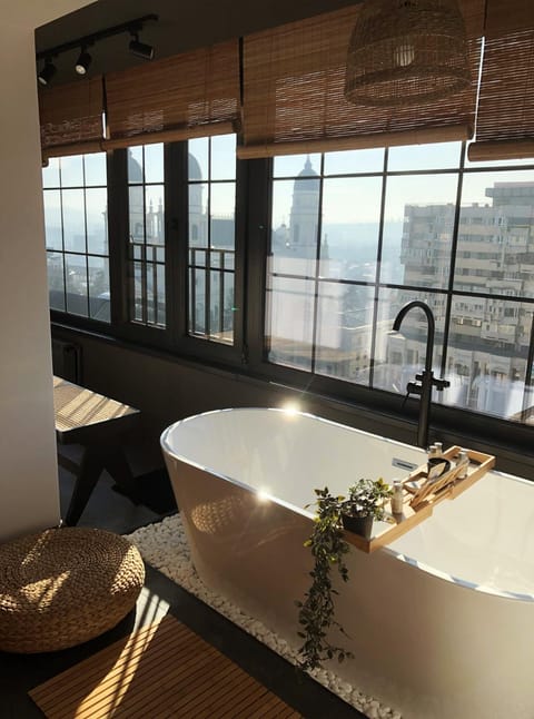 Property building, Balcony/Terrace, Bath