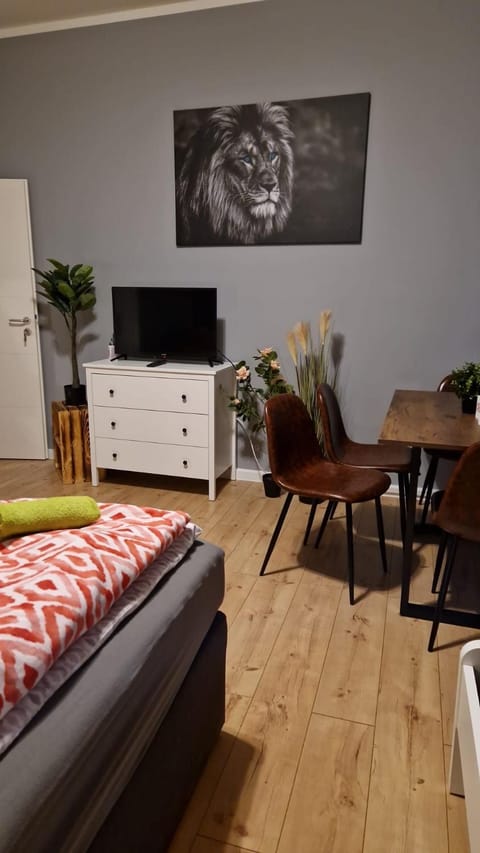 Bed, TV and multimedia, Photo of the whole room, Seating area, Dining area, Evening entertainment, Bedroom