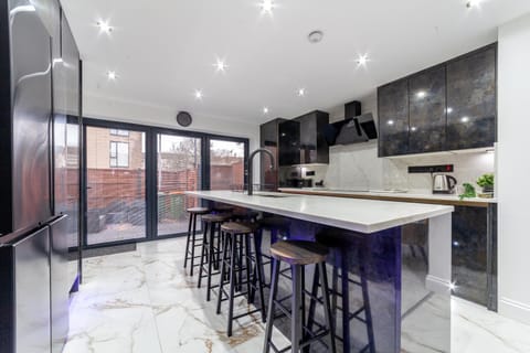 Kitchen or kitchenette, Dining area, dishwasher, minibar, pet friendly