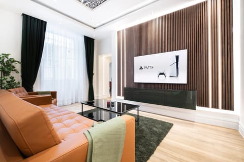 TV and multimedia, Living room, Seating area, Evening entertainment
