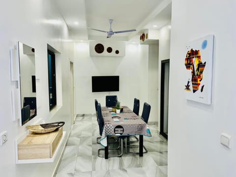 Communal lounge/ TV room, TV and multimedia, Decorative detail, Dining area