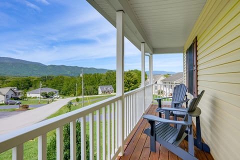 Charming Shenandoah Retreat with Deck! House in Shenandoah