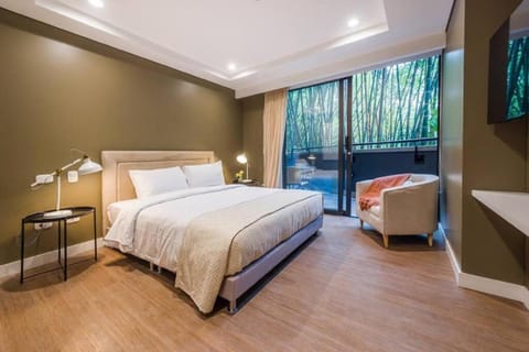 Bed, TV and multimedia, Balcony/Terrace, Photo of the whole room, Bedroom