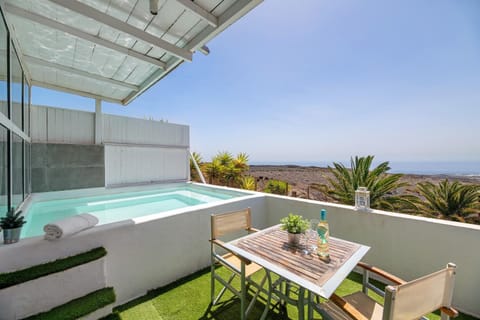 Property building, Balcony/Terrace, Living room, Swimming pool