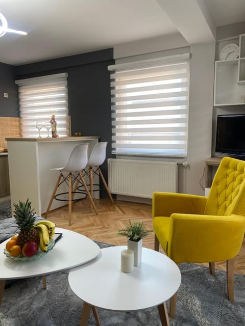 TV and multimedia, Kitchen or kitchenette, Living room, Seating area, Dining area