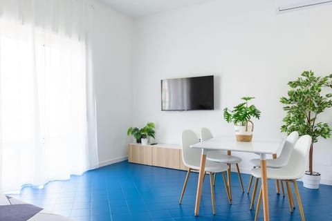 Communal lounge/ TV room, TV and multimedia, Living room, Seating area, Dining area