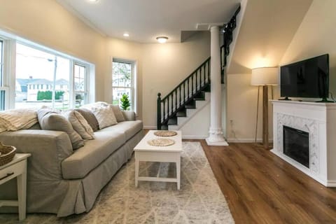 Luxurious 5 BR Home in the Heart of Sylvan Beach House in Sylvan Beach