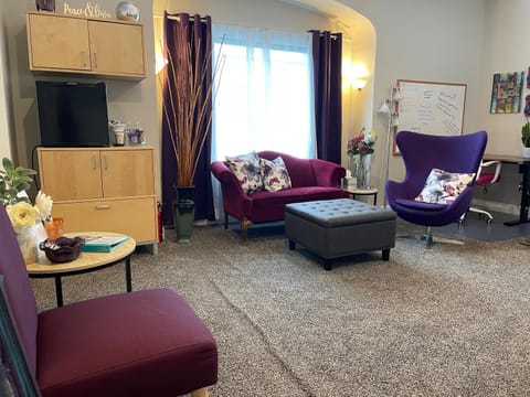 Property building, Kitchen or kitchenette, Seating area, Bedroom