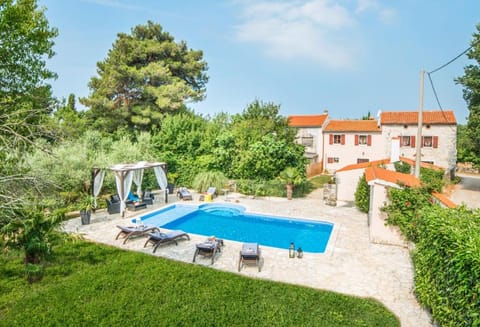 Property building, Day, Natural landscape, Garden, Garden view, Pool view, Swimming pool, Swimming pool, sunbed