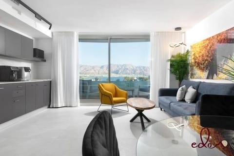 Kitchen or kitchenette, Seating area, minibar