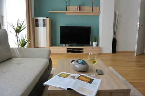 TV and multimedia, Living room, Seating area, Drinks