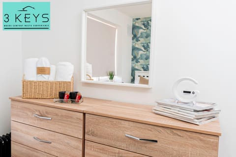 Long Stays - WIFI - Just Minutes to HS2, Airport & NEC - Contractor Monthly Deals! 4 bedrooms, 2 bathrooms, 2 kitchens! Apartment in Solihull