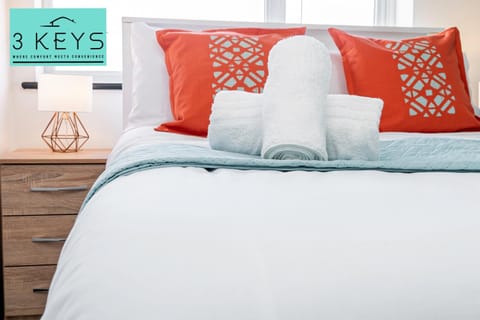 Long Stays - WIFI - Just Minutes to HS2, Airport & NEC - Contractor Monthly Deals! 4 bedrooms, 2 bathrooms, 2 kitchens! Apartment in Solihull