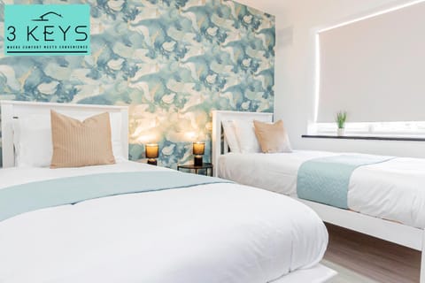 Long Stays - WIFI - Just Minutes to HS2, Airport & NEC - Contractor Monthly Deals! 4 bedrooms, 2 bathrooms, 2 kitchens! Apartment in Solihull