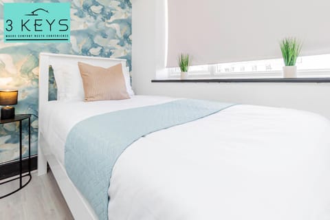 Long Stays - WIFI - Just Minutes to HS2, Airport & NEC - Contractor Monthly Deals! 4 bedrooms, 2 bathrooms, 2 kitchens! Apartment in Solihull