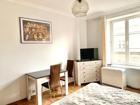 TV and multimedia, Living room, Photo of the whole room, Seating area, Bedroom, hair dresser