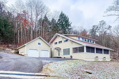 The Cave Inn House in Castleton