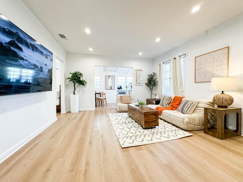 Modern 2-Bedroom Gem Close to Beverly Hills - DOH2 House in Westwood